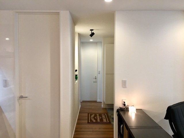 「つなぎ」　大原の平屋 minimalistisch-wohnbereich