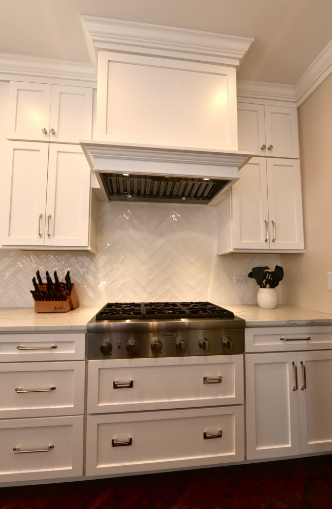 Example of a transitional kitchen design in Chicago