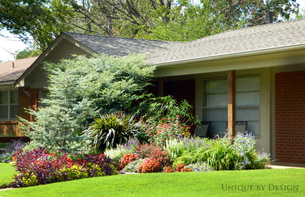 This is an example of a mid-sized traditional front yard full sun garden for summer in Oklahoma City.