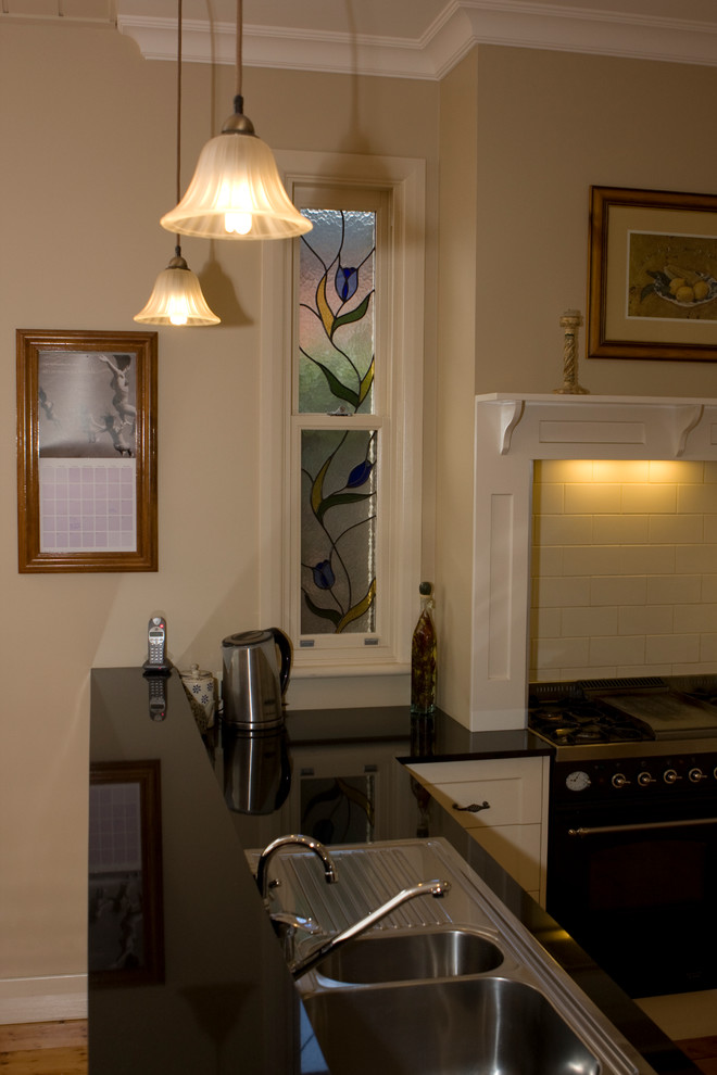Design ideas for a traditional kitchen in Melbourne.