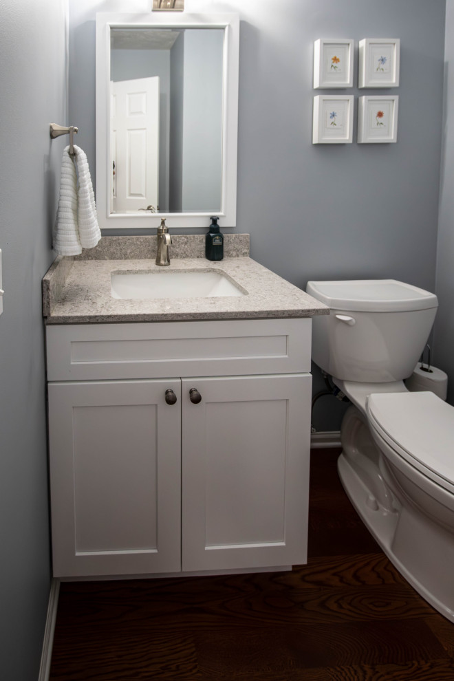 Exemple d'un petit WC et toilettes chic avec un placard à porte plane, des portes de placard blanches, un mur gris, un lavabo encastré, un plan de toilette en quartz modifié, un plan de toilette gris et meuble-lavabo encastré.