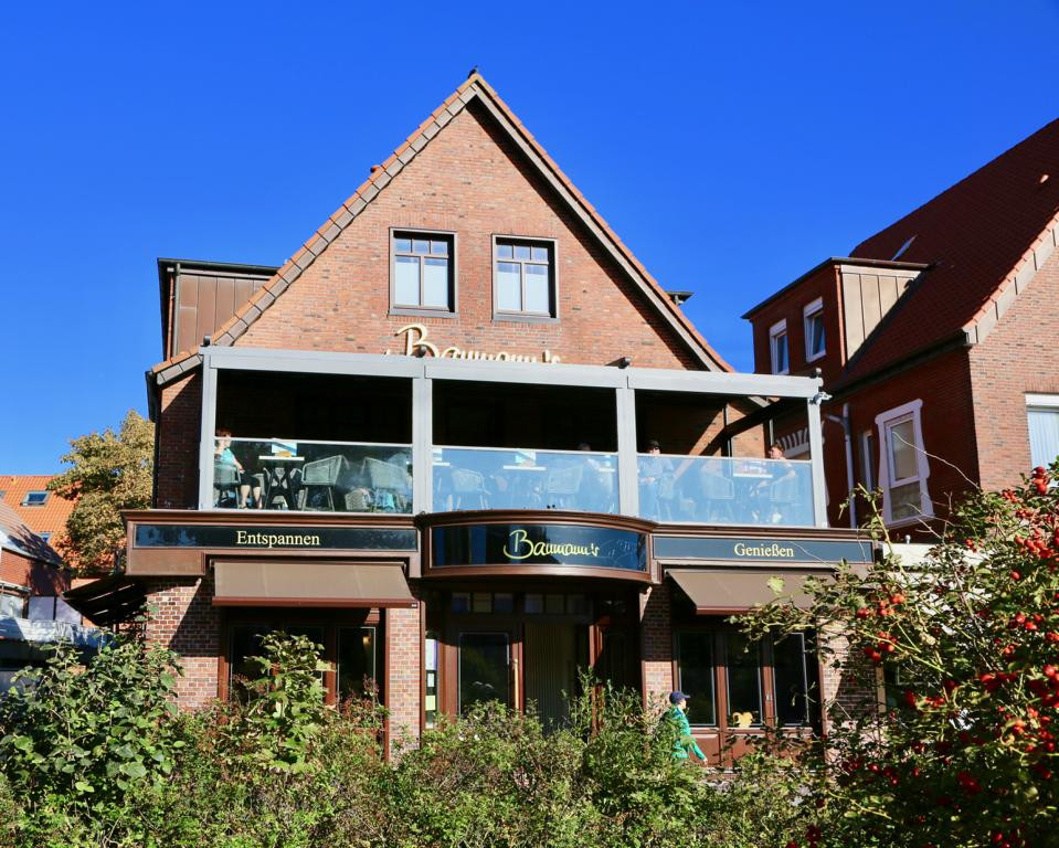 Immagine di una terrazza design di medie dimensioni, nel cortile laterale e al primo piano con con illuminazione e una pergola