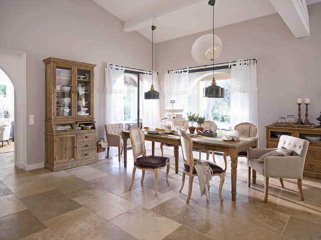 Grauer Esszimmerschrank / Esszimmerstuhl / skandinavisches Design