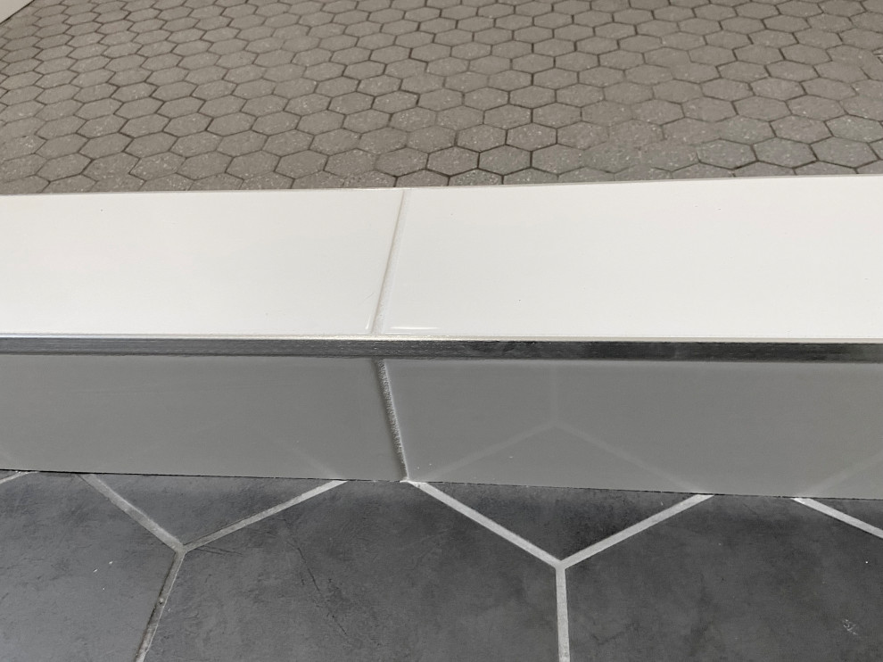 Esempio di una stanza da bagno minimal di medie dimensioni con pavimento con piastrelle in ceramica, pavimento grigio, un lavabo e mobile bagno incassato