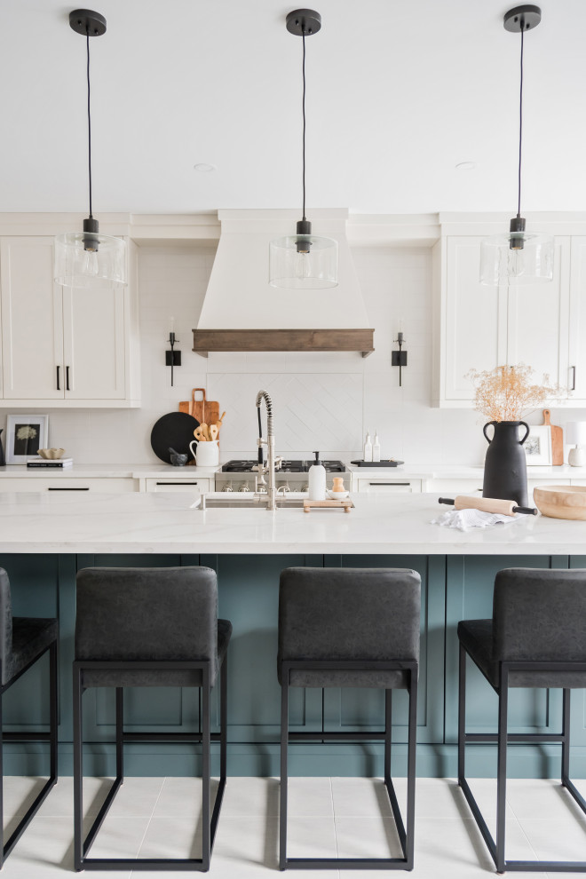 Transitional kitchen photo in Toronto
