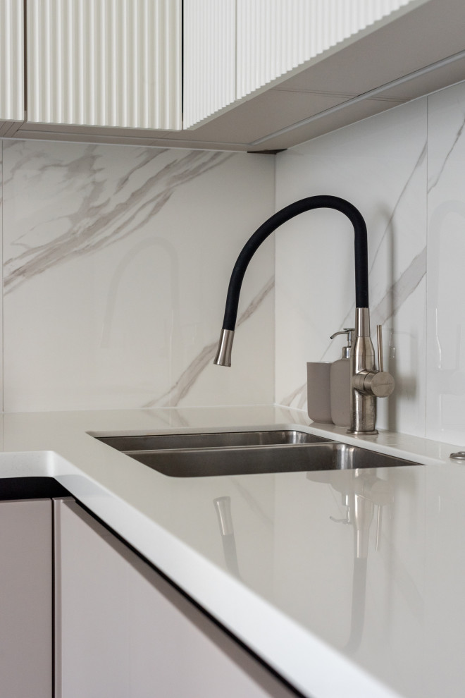 Бежевая кухня с рельефными фасадами