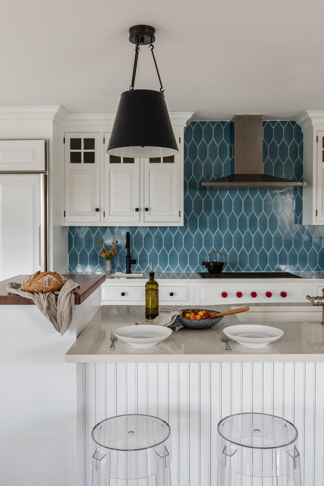 Esempio di una cucina lineare classica di medie dimensioni con paraspruzzi blu e paraspruzzi con piastrelle in ceramica