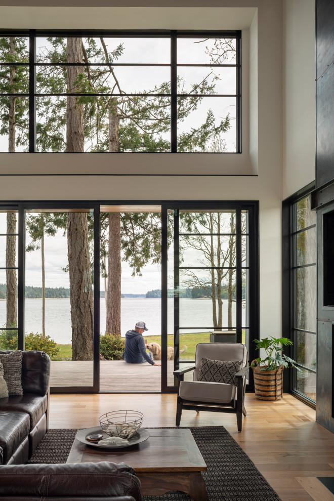 Mountain style home design photo in Seattle