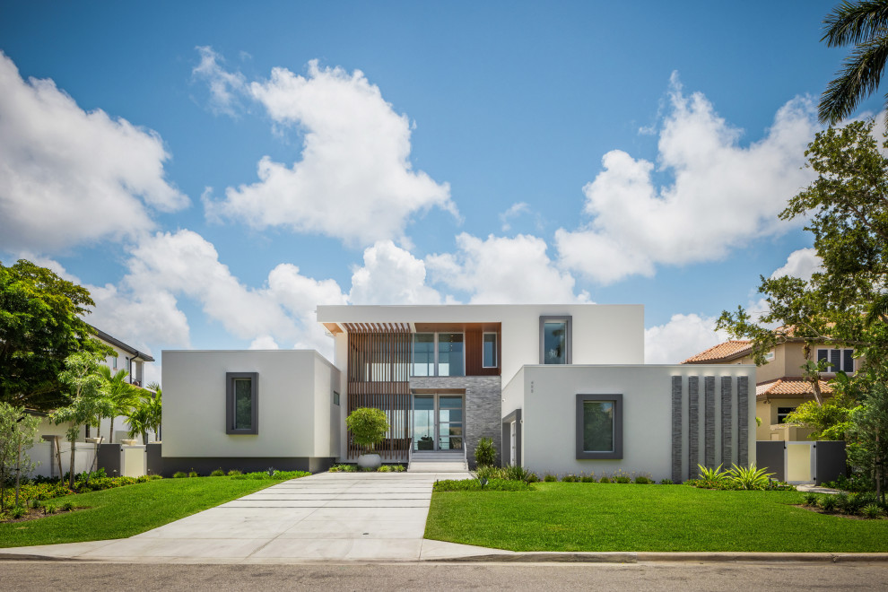 Großes, Zweistöckiges Modernes Einfamilienhaus mit Putzfassade, weißer Fassadenfarbe, Flachdach und weißem Dach in Tampa