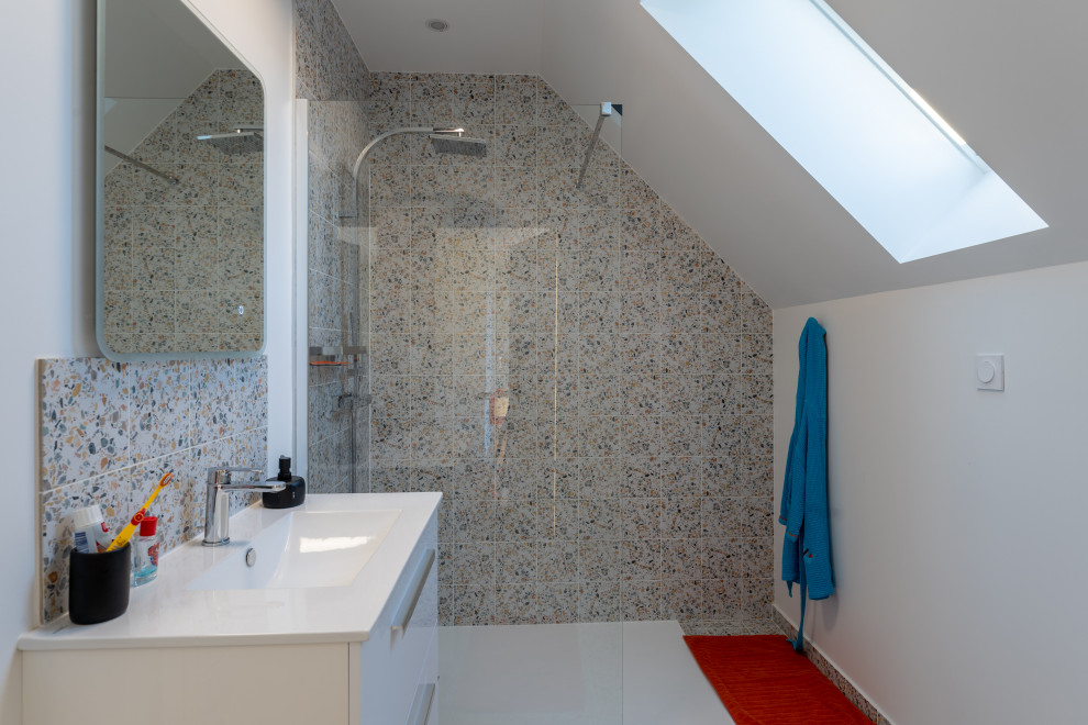 Идея дизайна: маленькая ванная комната в стиле фьюжн с фасадами с декоративным кантом, белыми фасадами, душем в нише, инсталляцией, разноцветной плиткой, керамической плиткой, белыми стенами, полом из керамической плитки, душевой кабиной, накладной раковиной, столешницей из ламината, серым полом, душем с раздвижными дверями, белой столешницей, окном, тумбой под одну раковину и подвесной тумбой для на участке и в саду