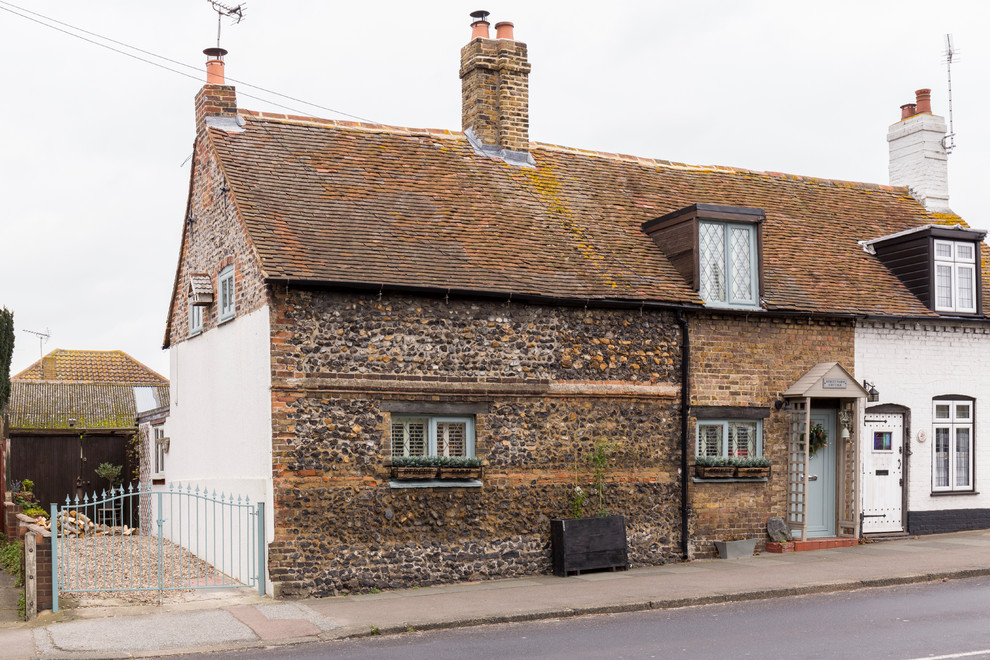 Example of a cottage chic home design design in London