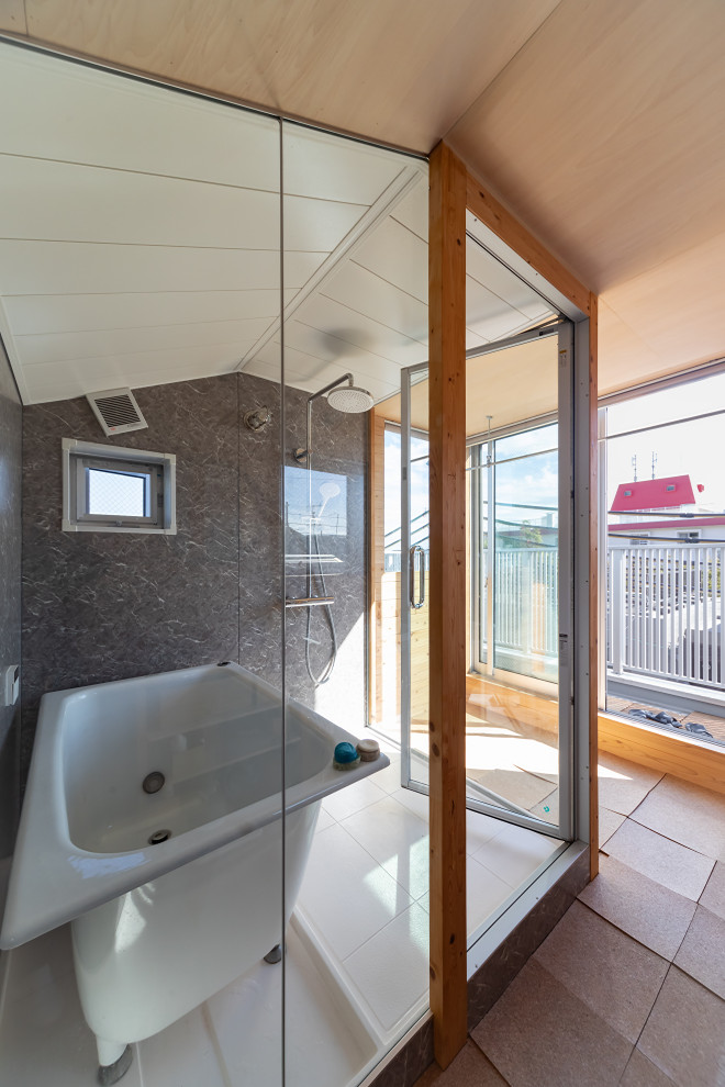 Ejemplo de cuarto de baño urbano pequeño con bañera exenta