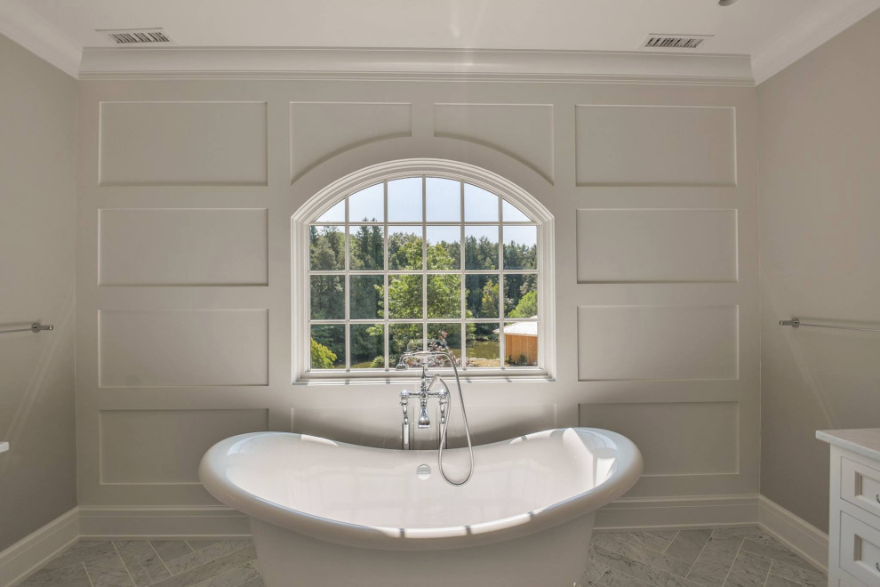 Example of a transitional bathroom design in New York