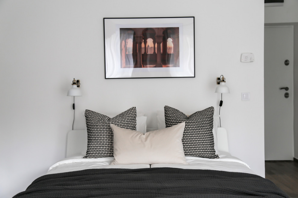 Mittelgroßes Nordisches Hauptschlafzimmer mit weißer Wandfarbe und Laminat in London