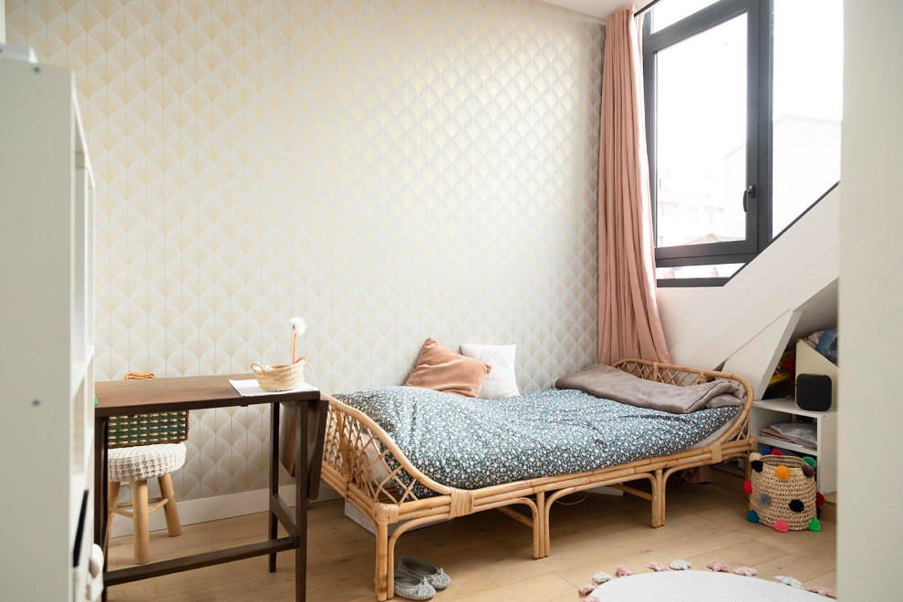 Idée de décoration pour une chambre d'enfant de taille moyenne avec un mur blanc, parquet clair, un sol beige et du papier peint.