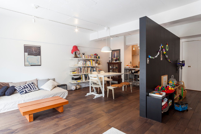 東京23区にある中くらいな北欧スタイルのおしゃれなリビング (黒い壁、濃色無垢フローリング、暖炉なし、テレビなし) の写真