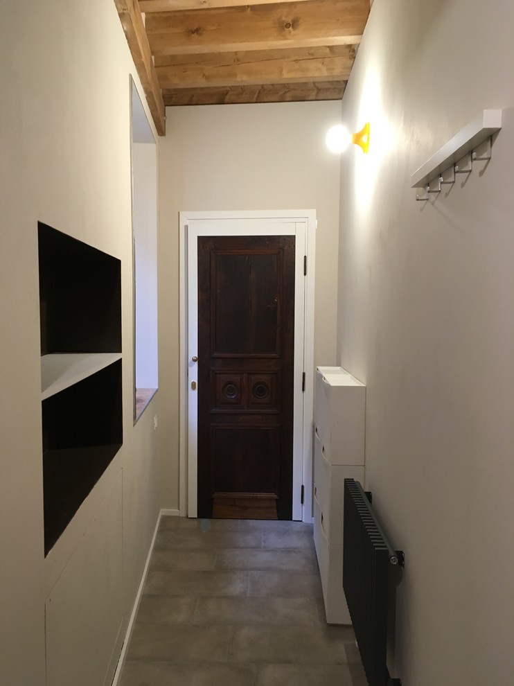 Foto di un ingresso o corridoio minimal con pareti beige, pavimento in gres porcellanato e pavimento beige