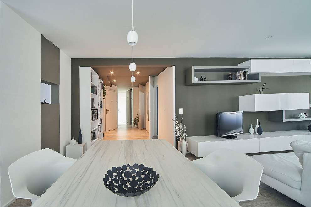 Offenes, Mittelgroßes Modernes Esszimmer mit weißer Wandfarbe, hellem Holzboden, eingelassener Decke und vertäfelten Wänden in Mailand
