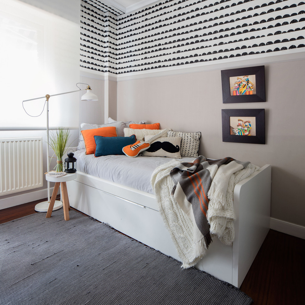 Photo of a small transitional kids' bedroom for kids 4-10 years old and boys in Bilbao with white walls, medium hardwood floors and brown floor.