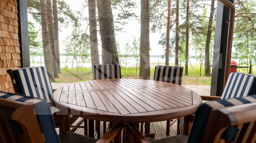 Современный дизайнерский дом с террасой и отделкой из дранки