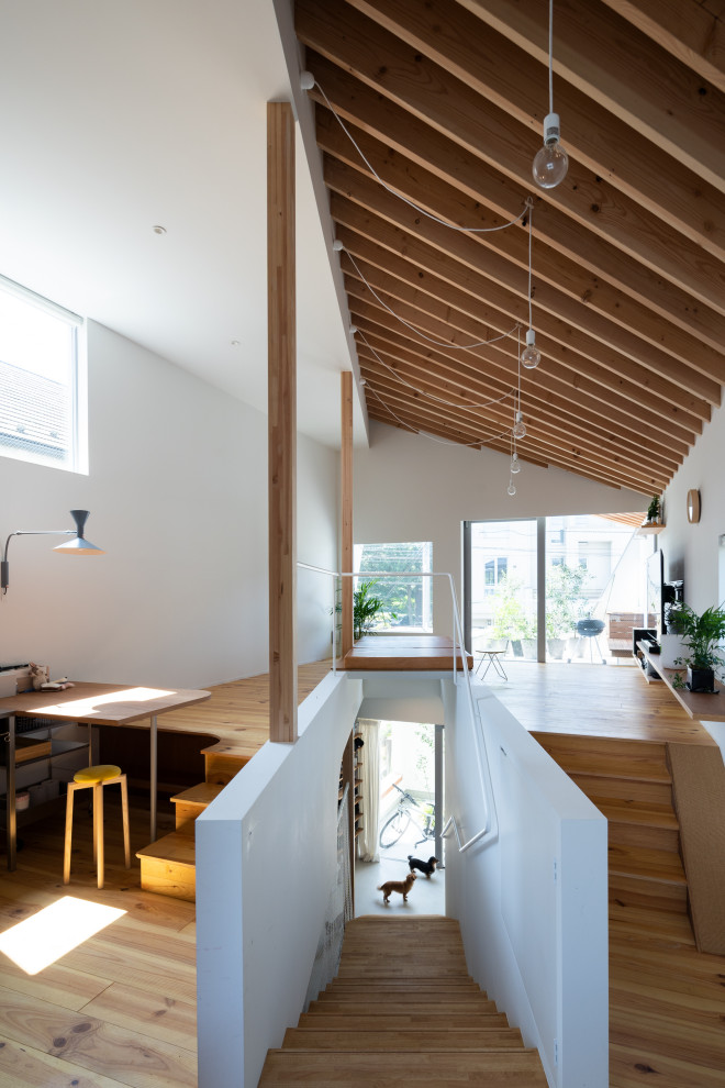 Mittelgroße, Gerade Moderne Holztreppe mit Holzdielenwänden und Stahlgeländer in Tokio Peripherie
