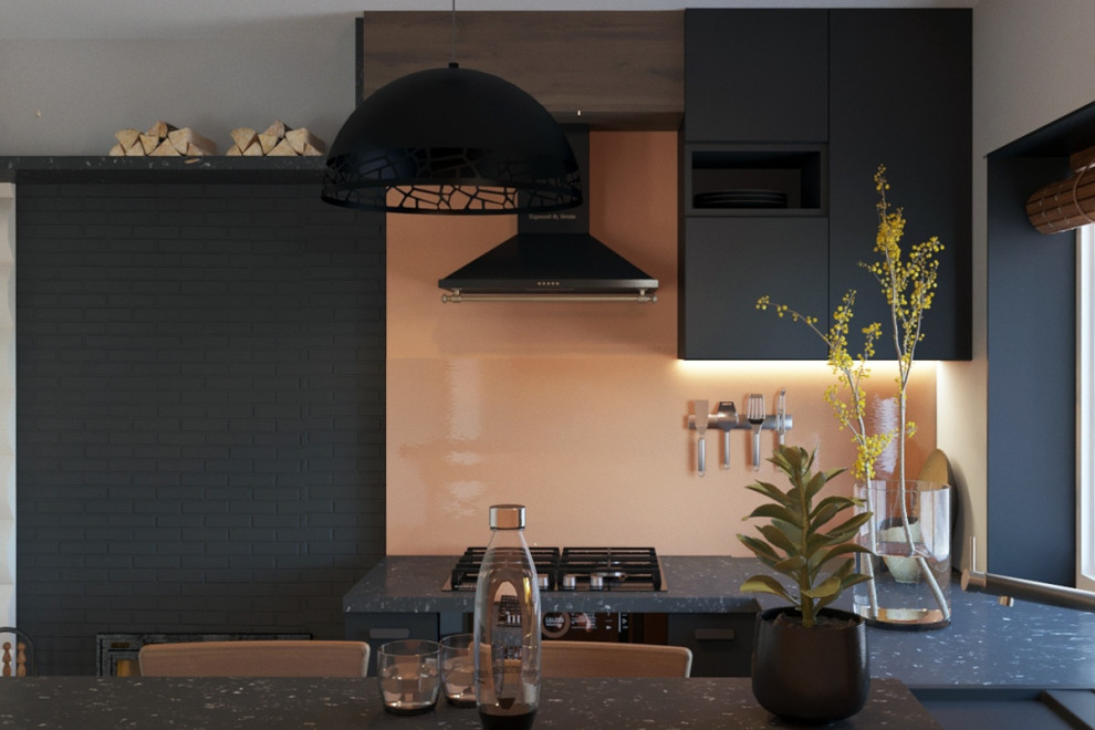 Маленькая кухня в доме из бруса с камином