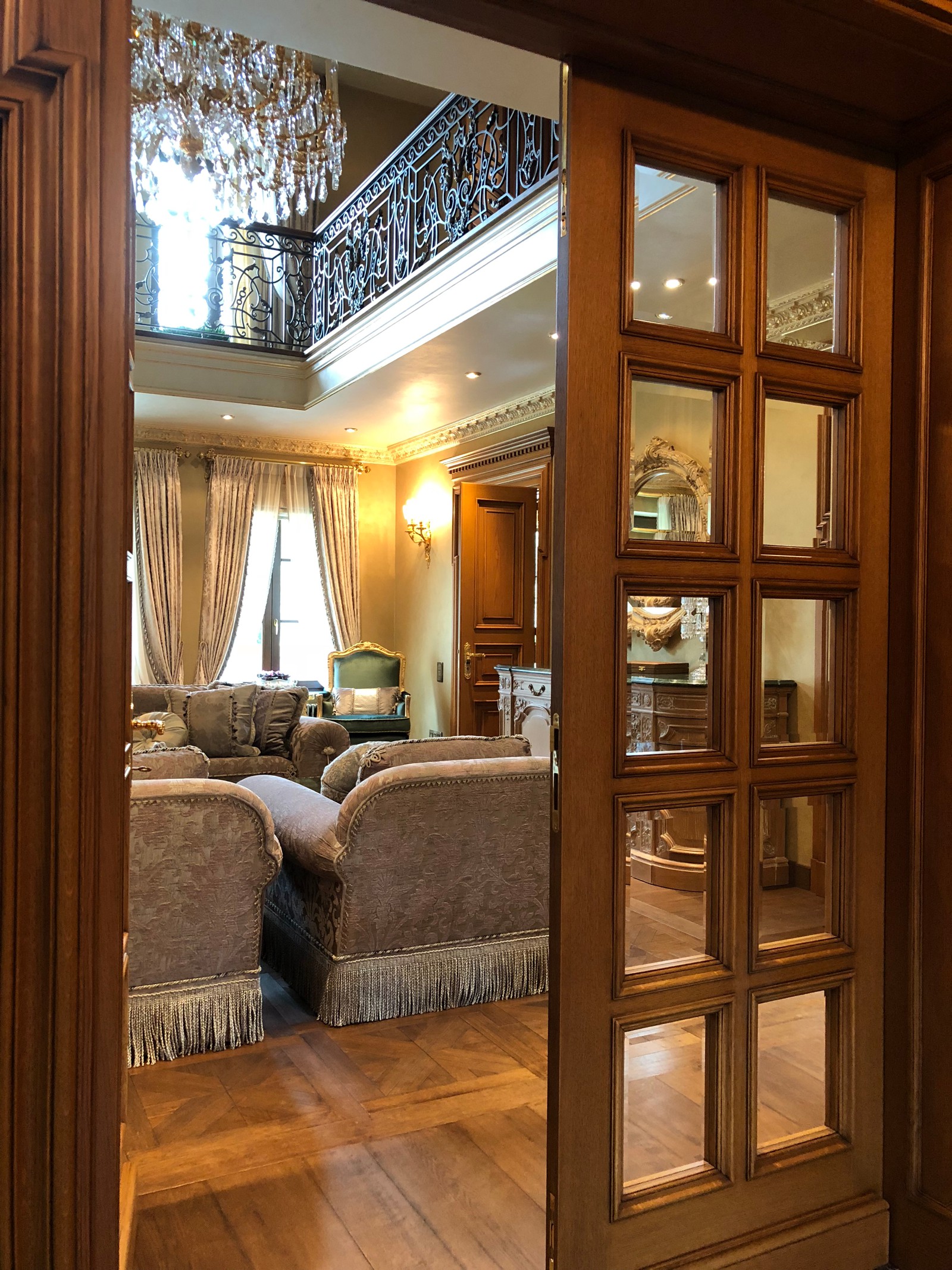 Каминный зал и Людовик 16 (название люстры)