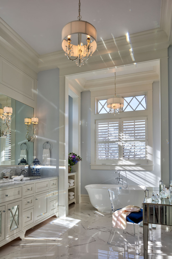 Идея дизайна: ванная комната в морском стиле с фасадами с утопленной филенкой, белыми фасадами, отдельно стоящей ванной, серыми стенами, врезной раковиной, белым полом, серой столешницей и встроенной тумбой