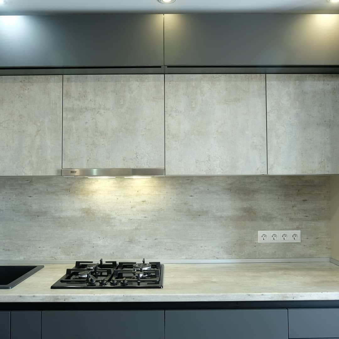 Угловая кухня под потолок с матовыми фасадами зеленого бутылочного цвета