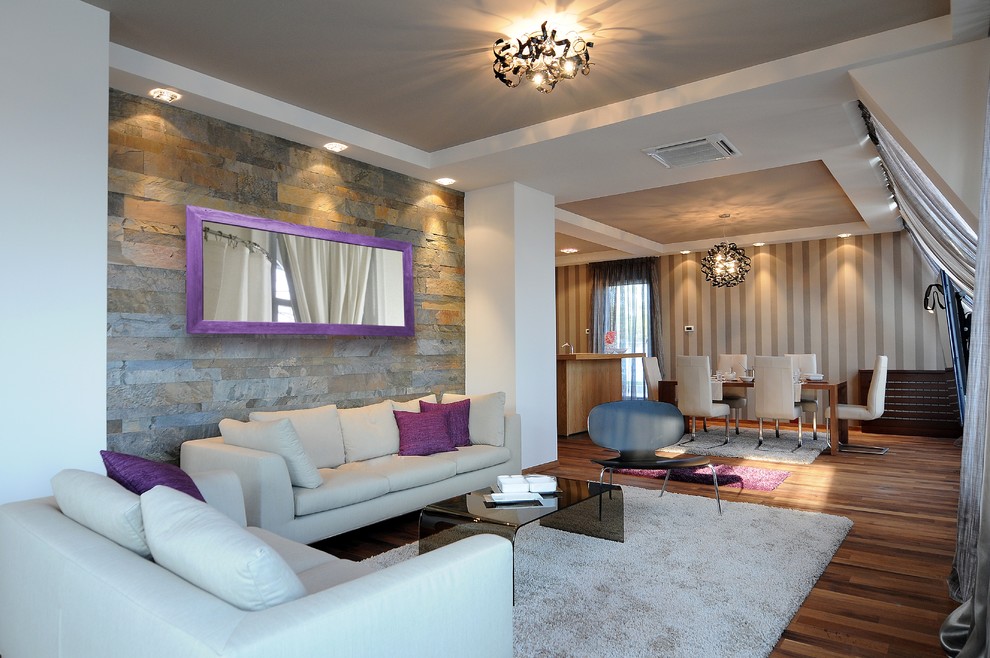 Зеркало "СКАЗКА" в гостиную с фиолетовым акцентом.