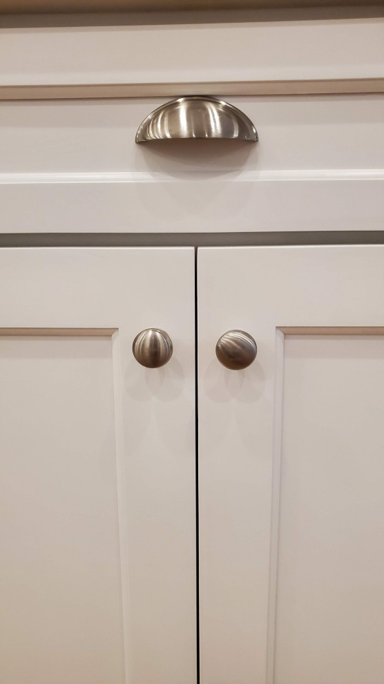 Kitchen - transitional kitchen idea