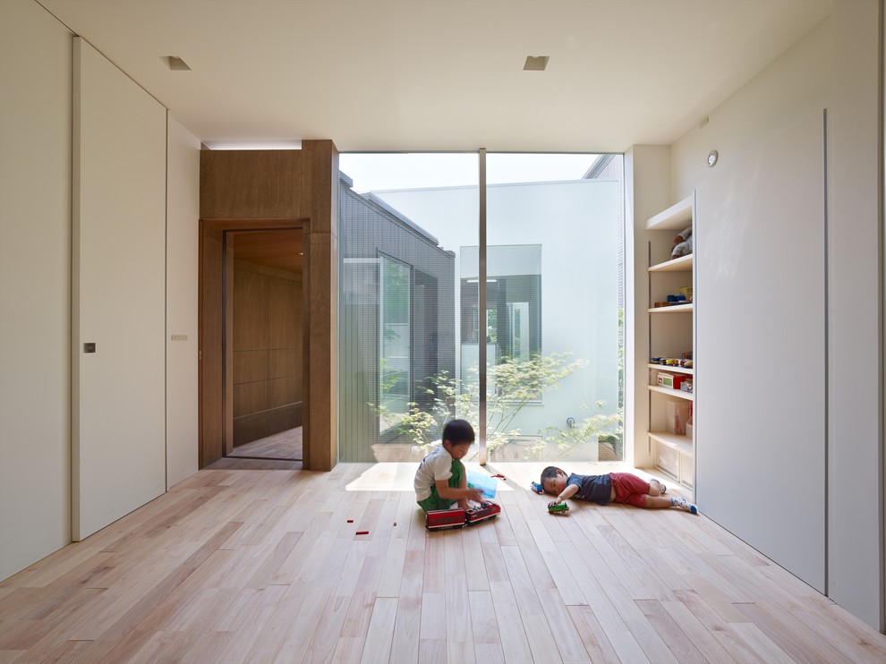 Design ideas for a modern kids' room in Osaka with light hardwood floors.