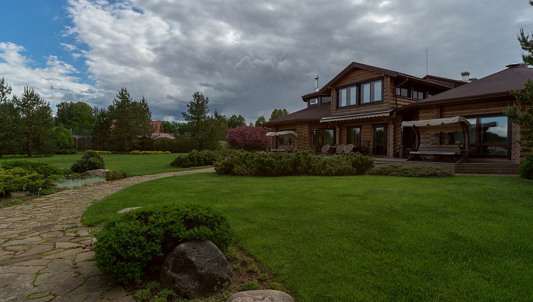 Участок на берегу реки