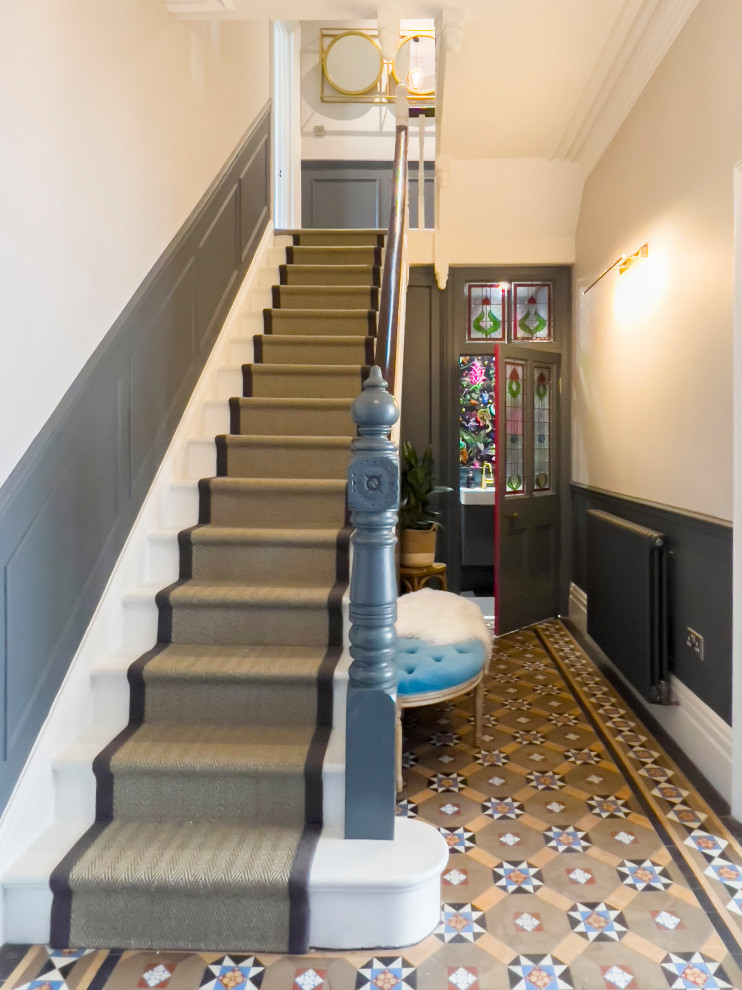 Idee per un ingresso o corridoio eclettico con pareti grigie, pavimento con piastrelle in ceramica, pavimento multicolore e pannellatura