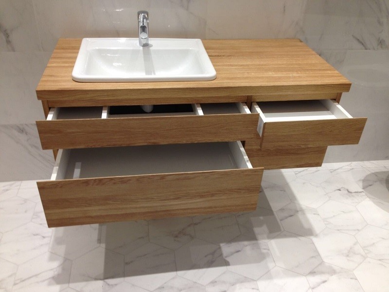Подвесная тумба в ванную из массива дуба