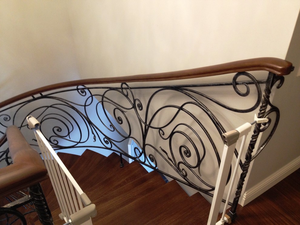 Облицовка  бетонного марша, ступеньки  из  массива  дуба, кованное  ограждение,