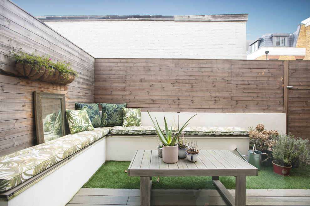 Cette photo montre un petit jardin arrière moderne au printemps avec des solutions pour vis-à-vis, une exposition partiellement ombragée et une clôture en bois.