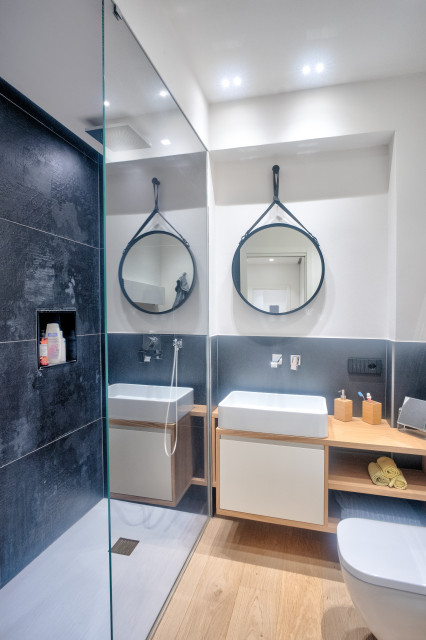 Una casa per due modern-badezimmer