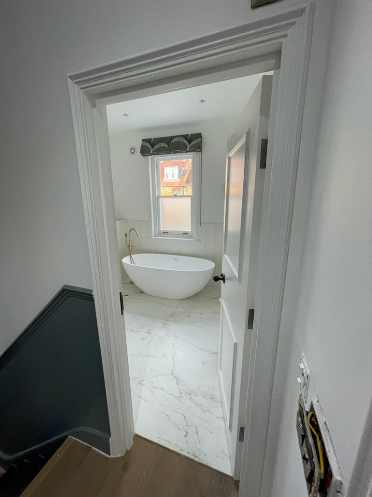 Exemple d'une très grande salle de bain principale rétro avec un placard à porte shaker, des portes de placard blanches, une baignoire indépendante, un espace douche bain, WC suspendus, un carrelage blanc, du carrelage en marbre, un mur blanc, un sol en marbre, un lavabo intégré, un plan de toilette en marbre, un sol blanc, une cabine de douche avec un rideau, un plan de toilette blanc, meuble double vasque, meuble-lavabo encastré, un plafond en lambris de bois et du lambris de bois.