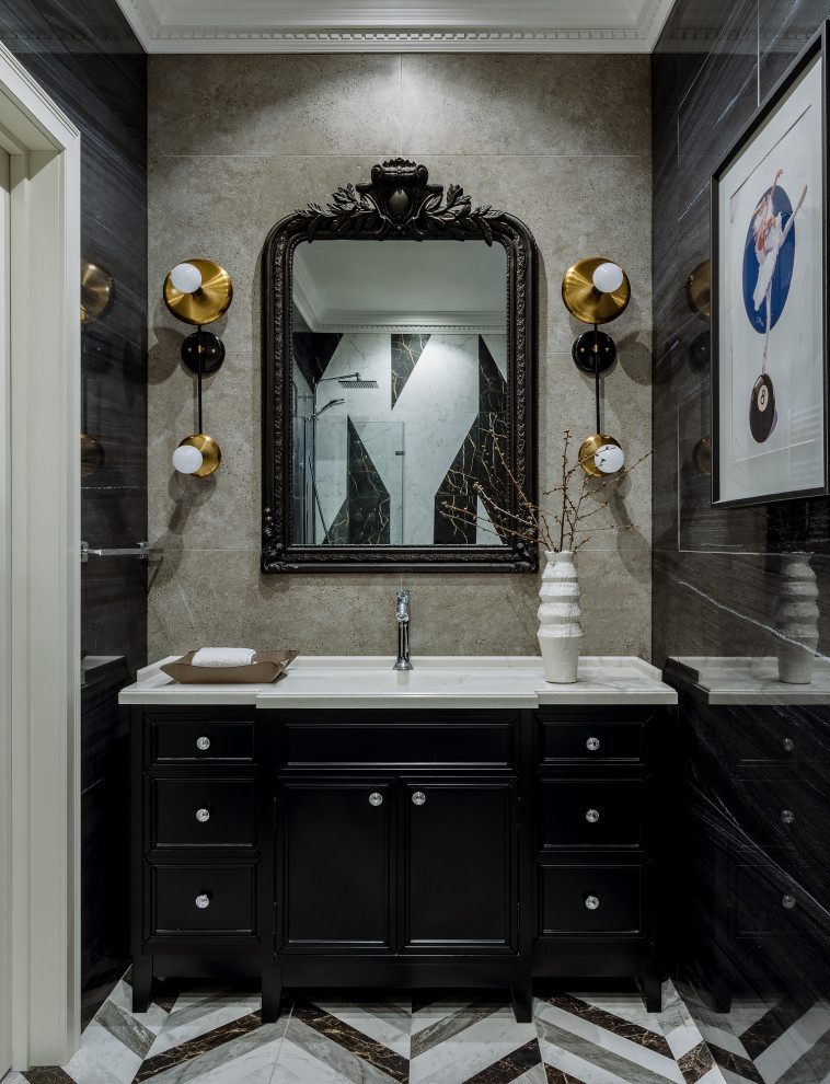 Klassisches Badezimmer mit Schrankfronten mit vertiefter Füllung, schwarzen Schränken, grauer Wandfarbe, Unterbauwaschbecken, buntem Boden, weißer Waschtischplatte und Einzelwaschbecken in Moskau