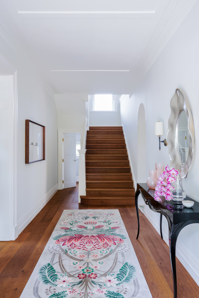 Moderner Eingang mit Korridor, weißer Wandfarbe und braunem Holzboden in Sydney