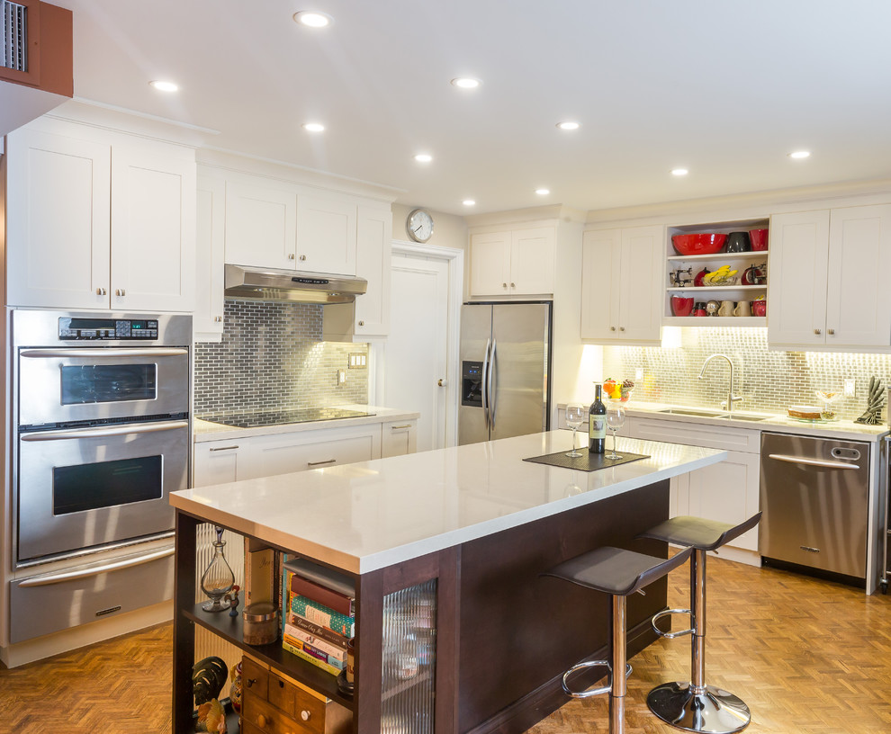 Kitchen - transitional kitchen idea in Toronto