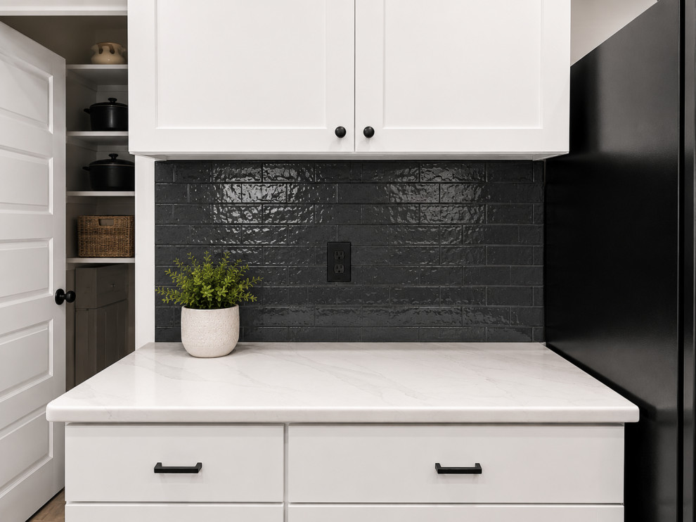 Jackson / Modern Black & White Kitchen