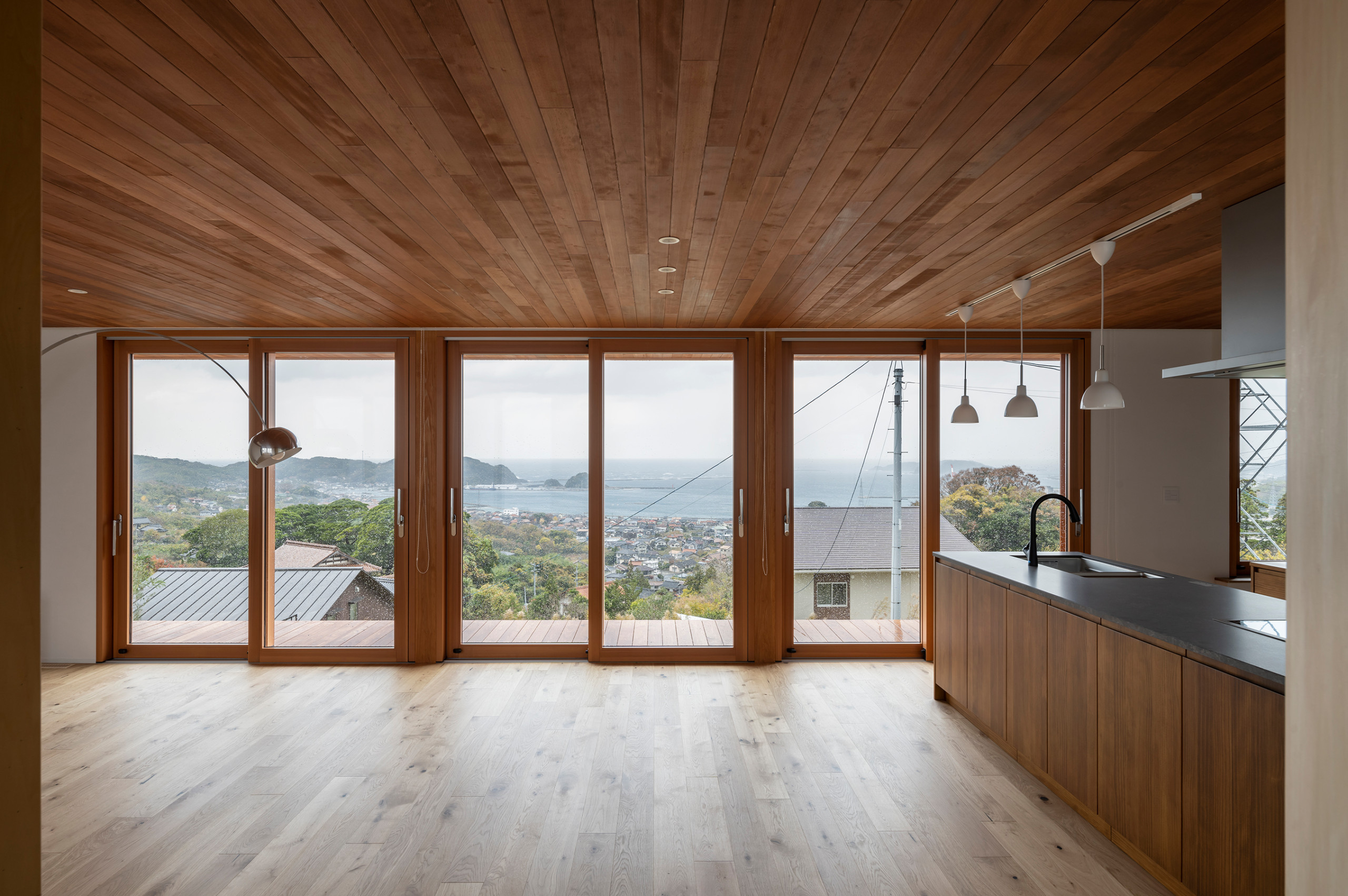 R+house｜Sitting on the mountain and looking at the sea.