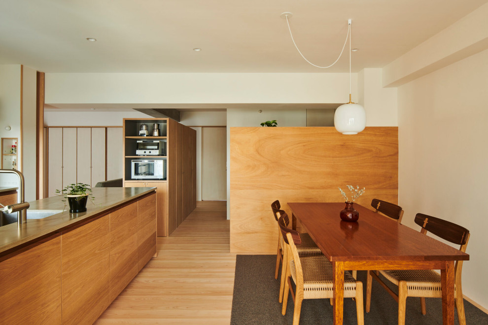На фото: маленькая кухня в стиле рустика с обеденным столом, светлым паркетным полом, коричневым полом и потолком с обоями для на участке и в саду