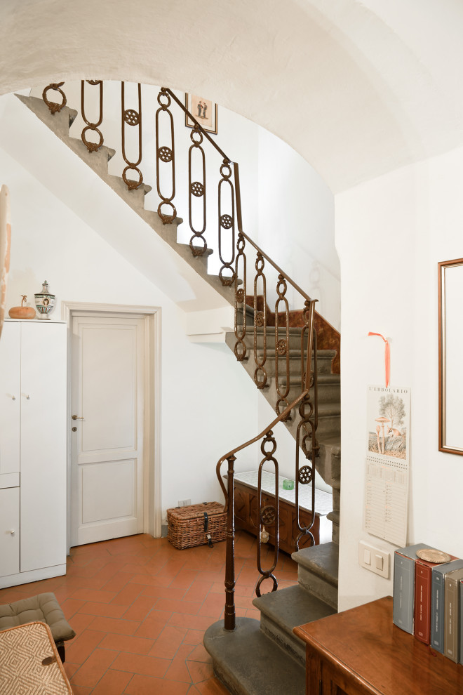 Пример оригинального дизайна: п-образная лестница среднего размера в классическом стиле с ступенями из известняка, подступенками из известняка и металлическими перилами