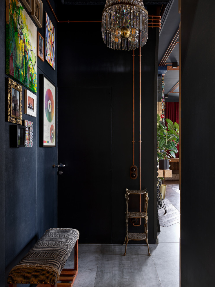 Свежая идея для дизайна: маленький тамбур: освещение в стиле лофт с синими стенами, полом из керамогранита, двустворчатой входной дверью, входной дверью из темного дерева, серым полом и обоями на стенах для на участке и в саду - отличное фото интерьера