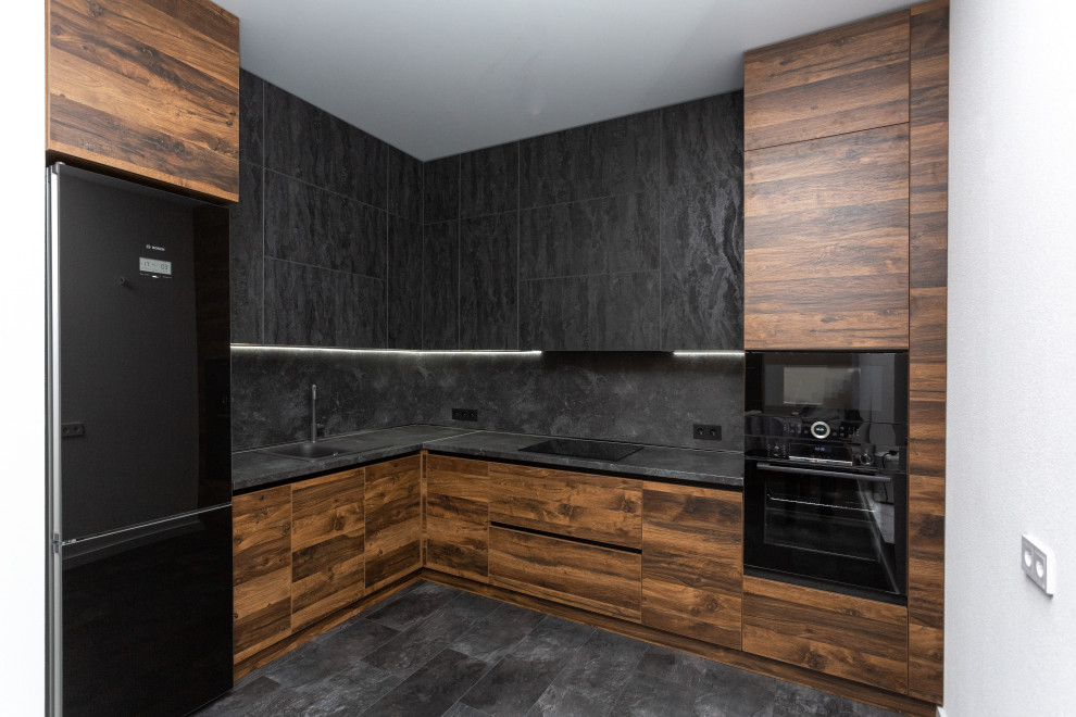 Кухня с темными фасадами в современном стиле