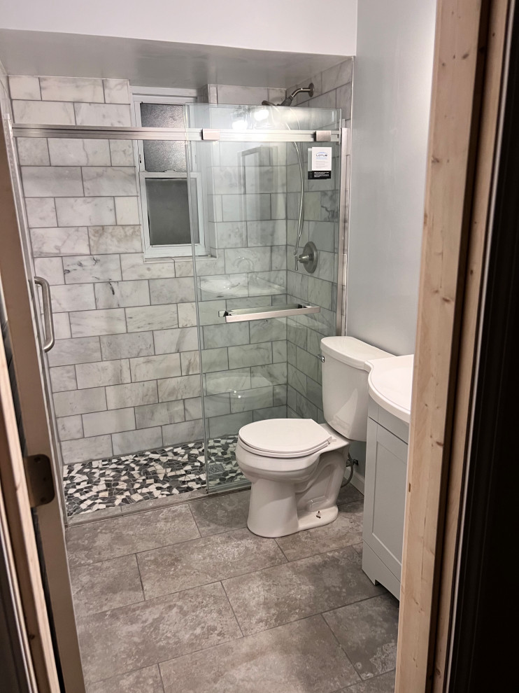 Photo of a contemporary bathroom in Cincinnati.