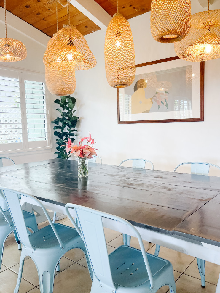 Idee per una sala da pranzo stile marino di medie dimensioni con pareti bianche, pavimento con piastrelle in ceramica, pavimento beige e travi a vista